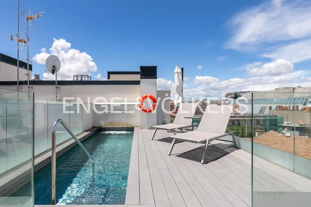 Schwimmbecken von Wohnung zur Miete in  Madrid Capital mit Klimaanlage, Heizung und Abstellraum