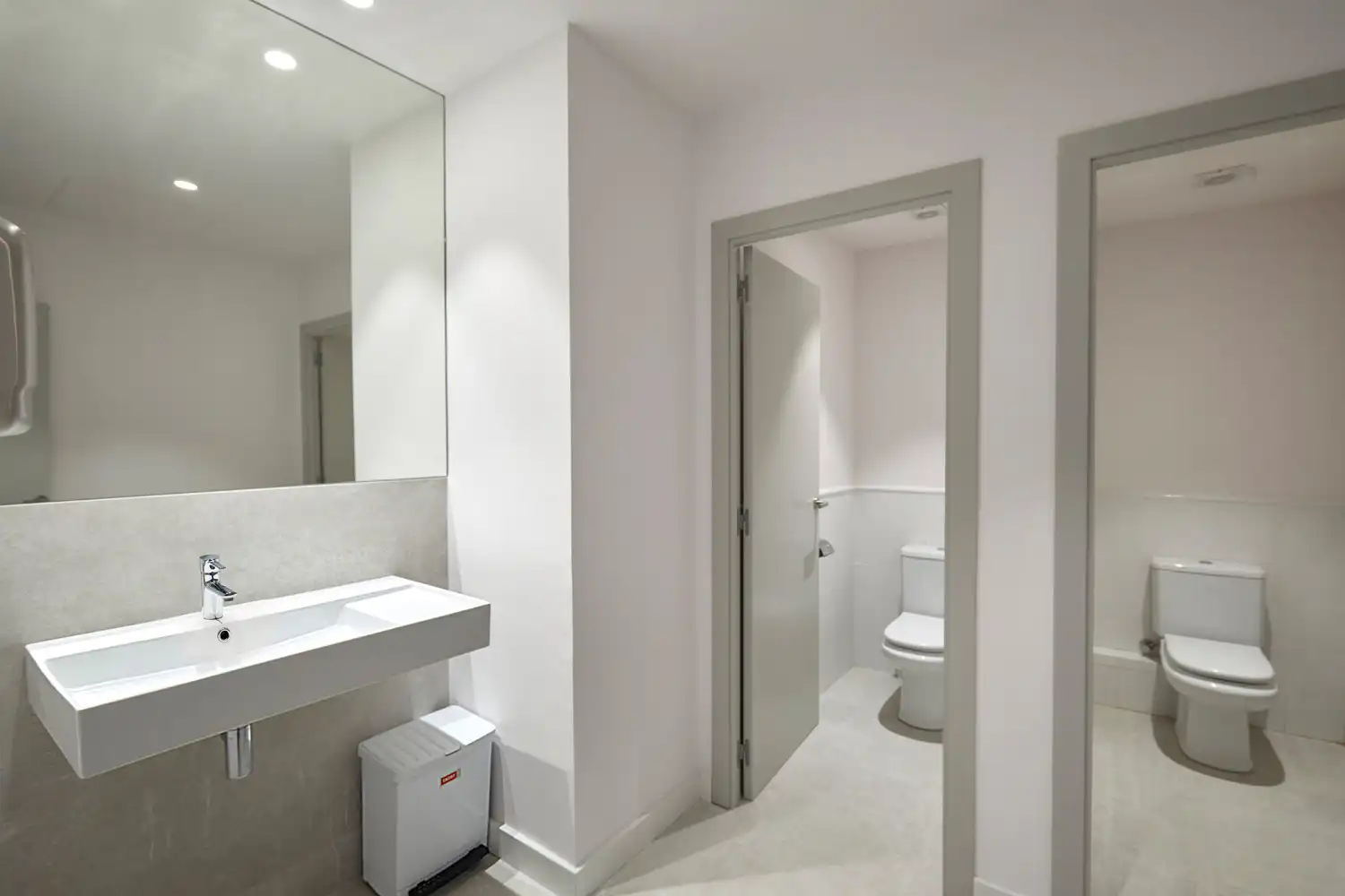 Baño de Oficina de alquiler en Barcelona con Aire acondicionado y Calefacción