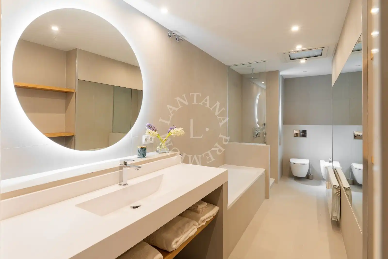 Badezimmer von Dachboden zum Verkauf in Barcelona mit Terrasse, Abstellraum und Schwimmbad
