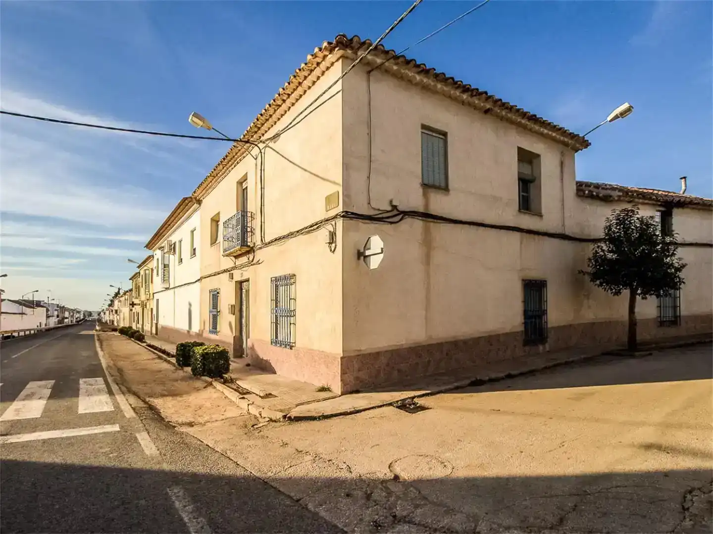 Vista exterior de Casa adosada en venda en Alcubillas amb Jardí privat, Traster i Balcó