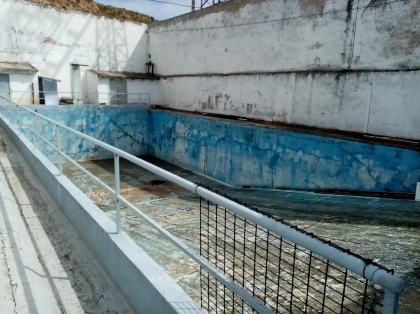Piscina de Nave industrial de alquiler en  Logroño