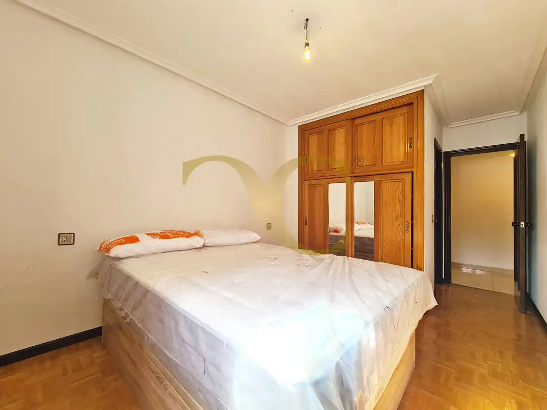 Habitación de Piso en venta en Oviedo  con Calefacción y Trastero