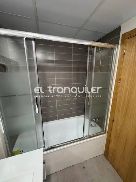Badezimmer von Wohnung zur Miete in Las Rozas de Madrid mit Klimaanlage, Abstellraum und Waschmaschine