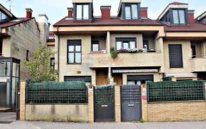 Vista exterior de Casa o xalet en venda en Gijón  amb Terrassa i Piscina