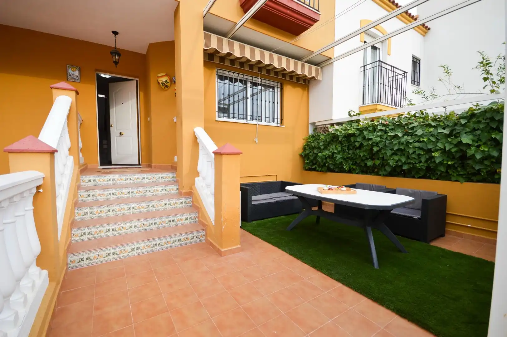 Casa con jardín en venta en Calle Calle Aneto 14, imagen 2