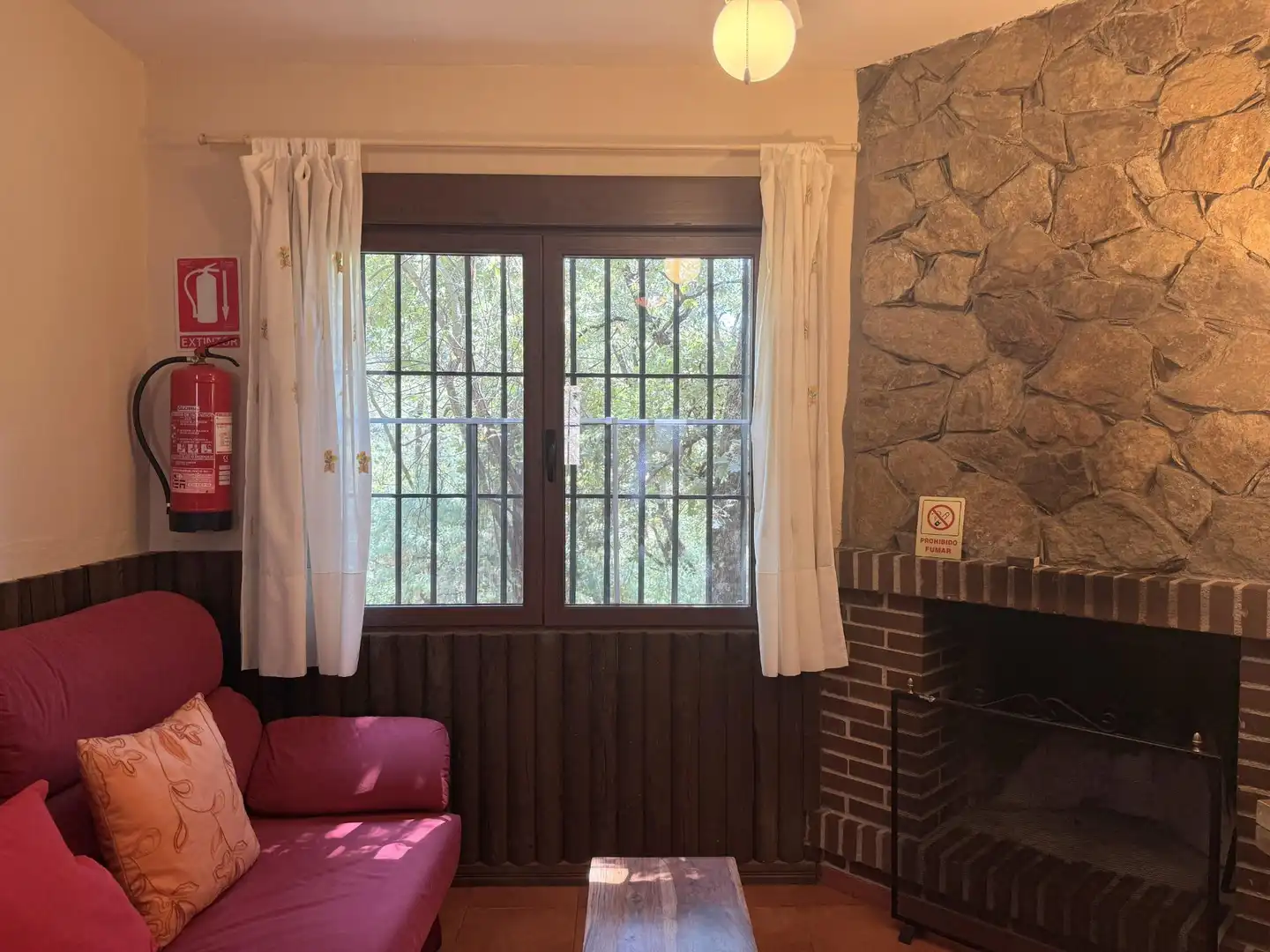Sala d'estar de Casa o xalet en venda en Candeleda amb Aire condicionat, Calefacció i Jardí privat