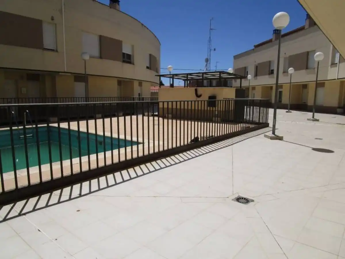 Piscina de Casa adosada en venta en Pelabravo con Calefacción, Terraza y Piscina comunitaria
