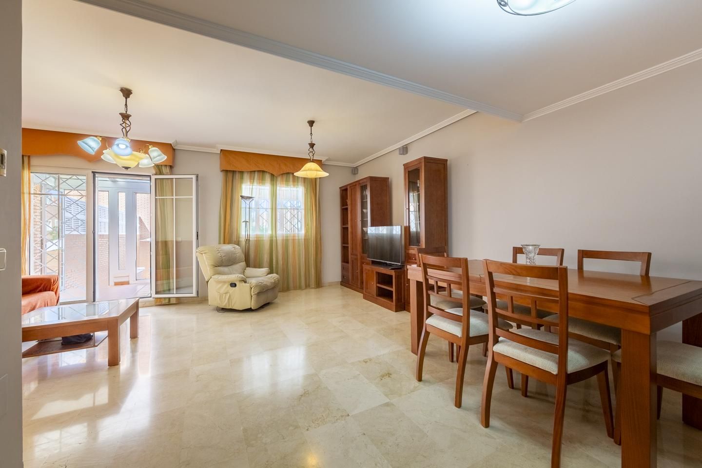 Sala d'estar de Casa o xalet en venda en  Almería Capital amb Aire condicionat, Calefacció i Jardí privat