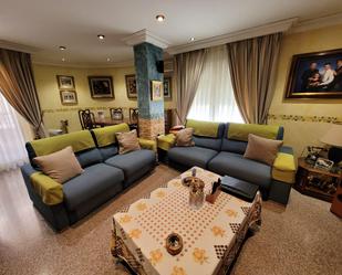 Sala d'estar de Casa adosada en venda en Elda amb Aire condicionat, Terrassa i Balcó