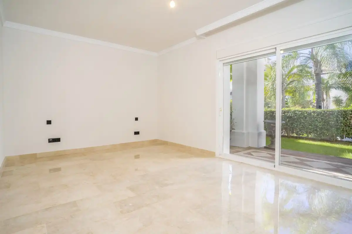 Sala d'estar de Planta baixa en venda en Marbella amb Aire condicionat, Calefacció i Jardí privat