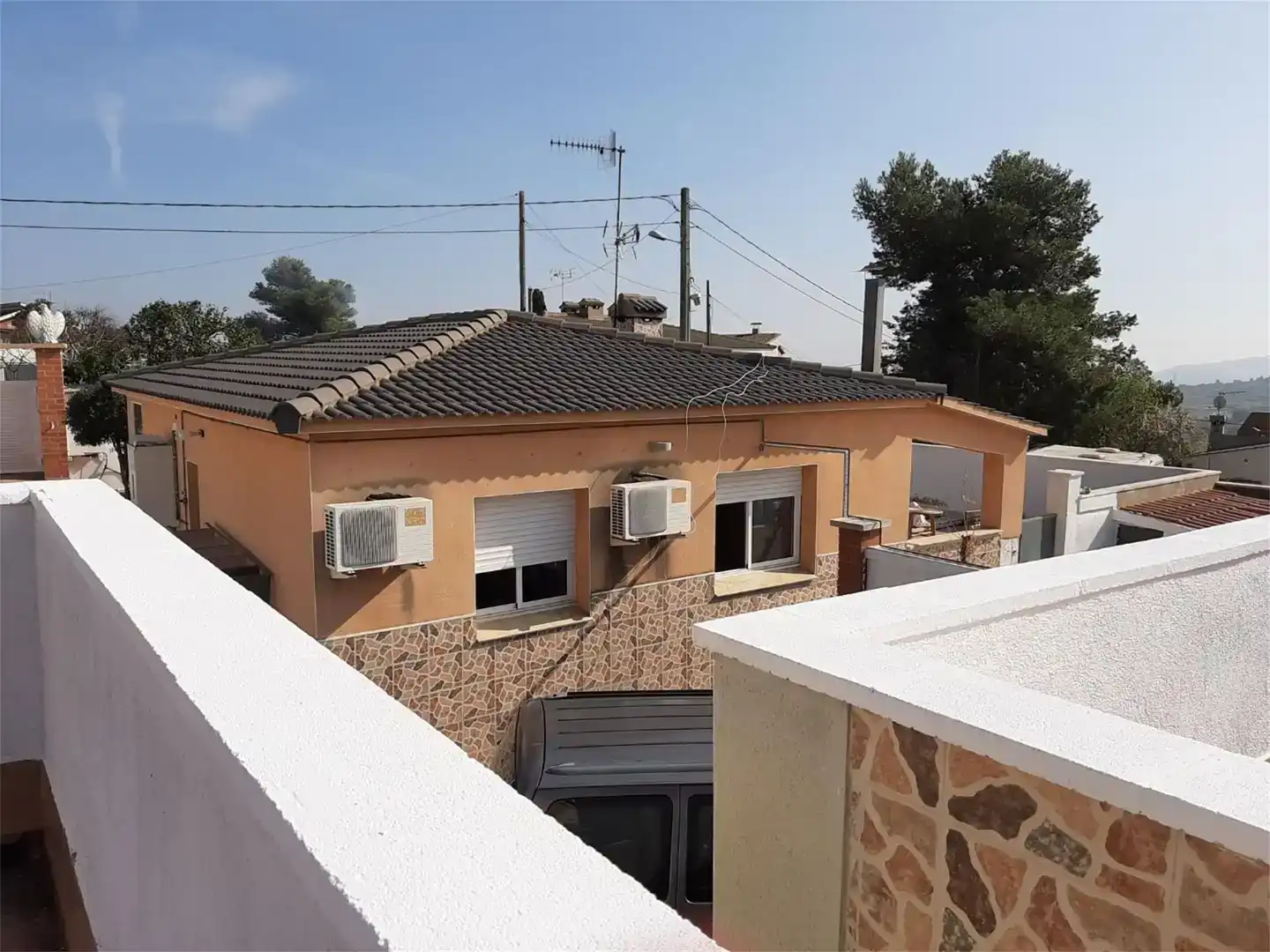 Vista exterior de Casa o xalet en venda en La Bisbal del Penedès amb Aire condicionat i Piscina