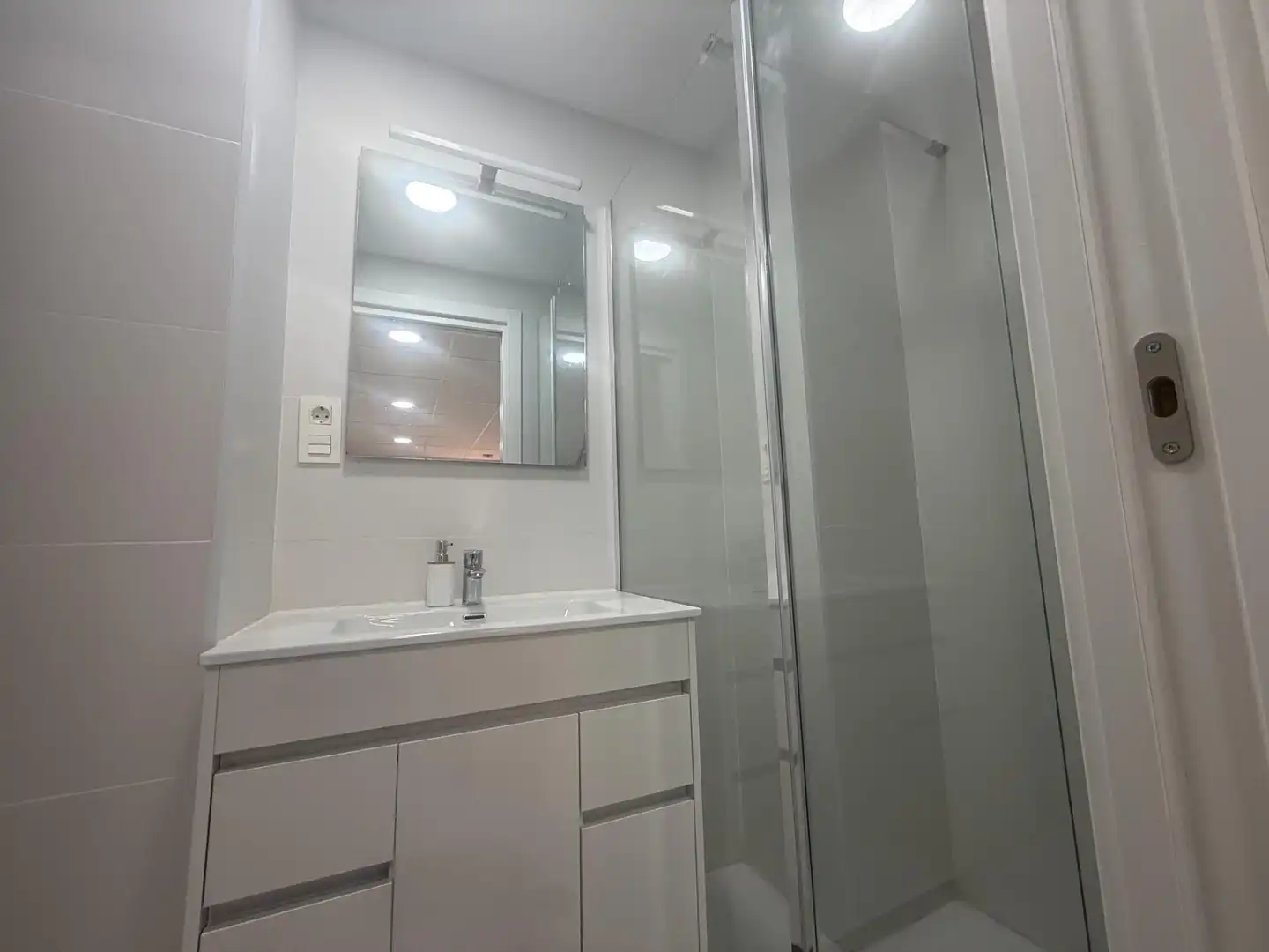 Badezimmer von Wohnung zur Miete in Almería mit Klimaanlage