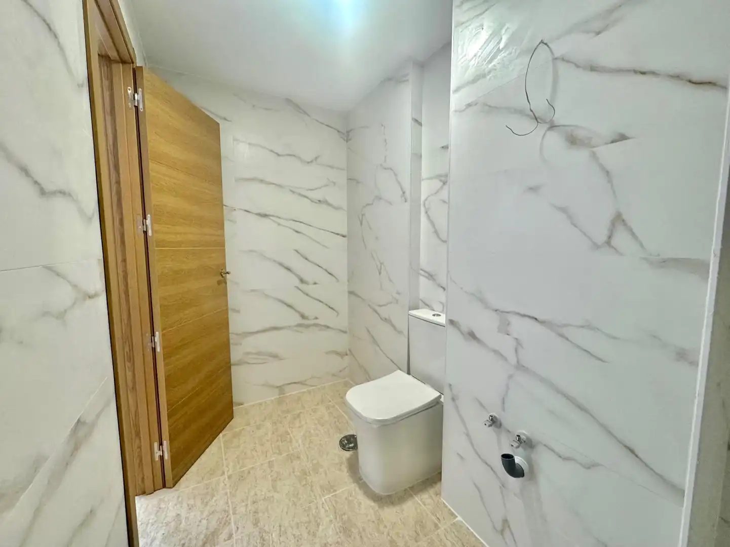 Baño de Piso en venta en Roquetas de Mar con Jardín privado, Terraza y Piscina comunitaria