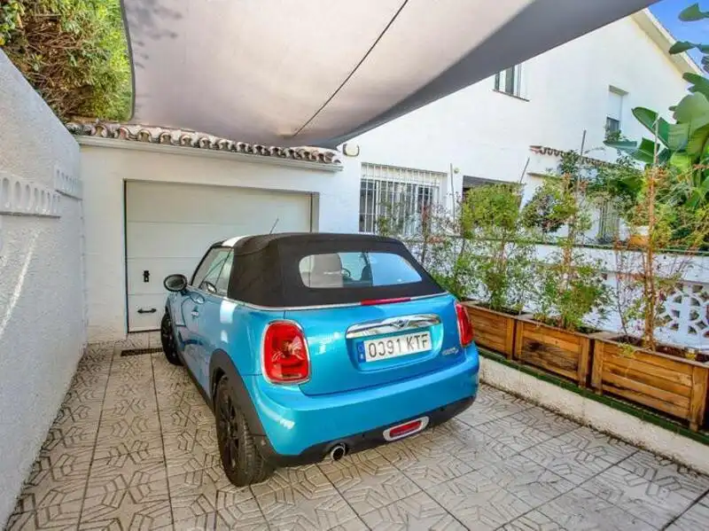 Vista exterior de Casa o xalet de lloguer en Marbella amb Aire condicionat, Jardí privat i Terrassa