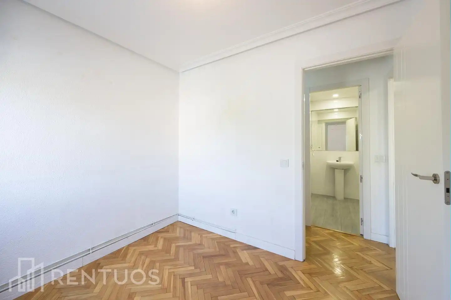 Flat for rent in Calle Parque de Cabañeros, Parque Lisboa - La Paz