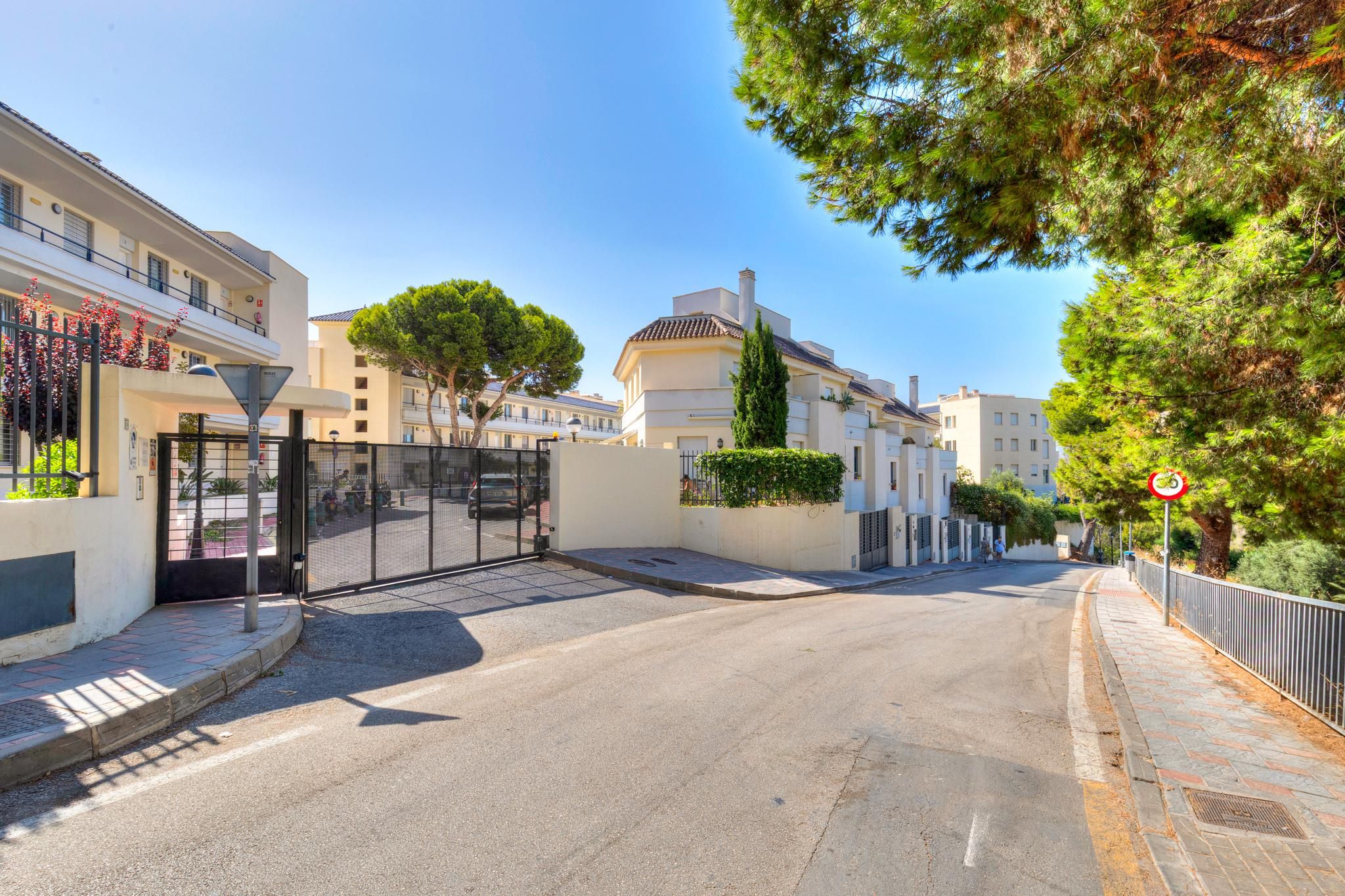 Vista exterior de Casa adosada en venda en Fuengirola amb Jardí privat, Terrassa i Piscina