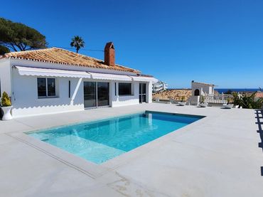 Villa con piscina in vendita a El Faro de Calaburra - Chaparral