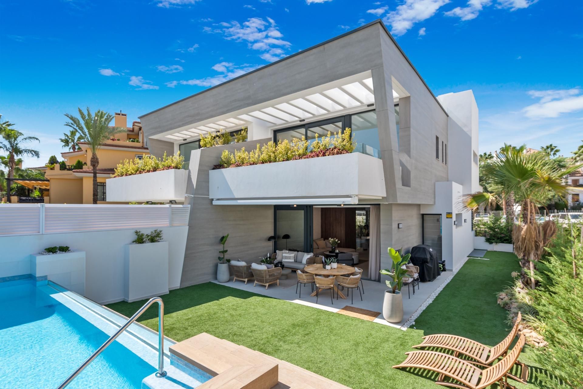 Exterior view of Single-family semi-detached for sale in Marbella  with Air Conditioner, Terrace and Swimming Pool