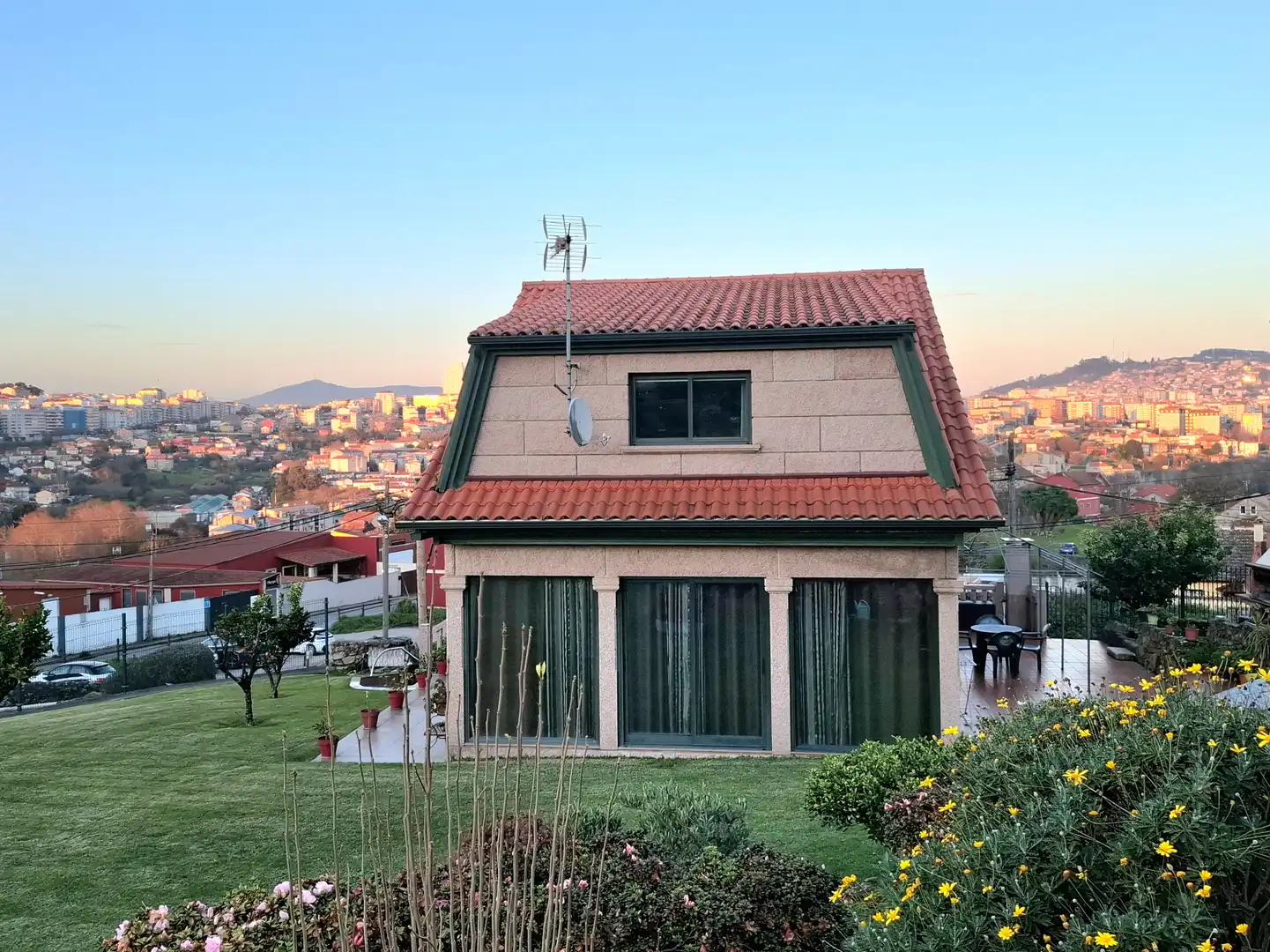 Vista exterior de Casa o xalet en venda en Vigo  amb Calefacció, Jardí privat i Traster