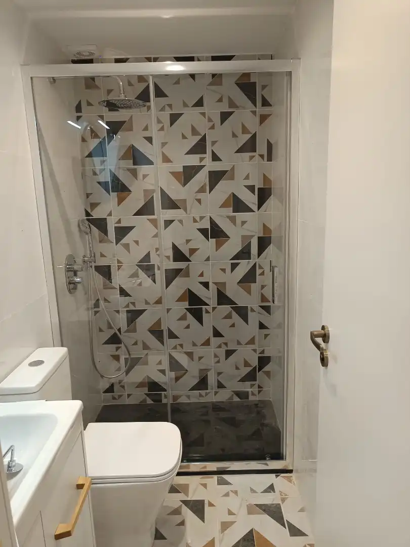 Badezimmer von Erdgeschoss zum Verkauf in Mataró mit Klimaanlage, Heizung und Privatgarten