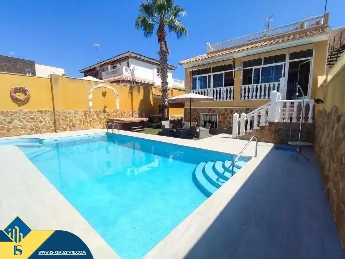Villa mit Garten zum Verkauf in Nueva Torrevieja - Aguas Nuevas