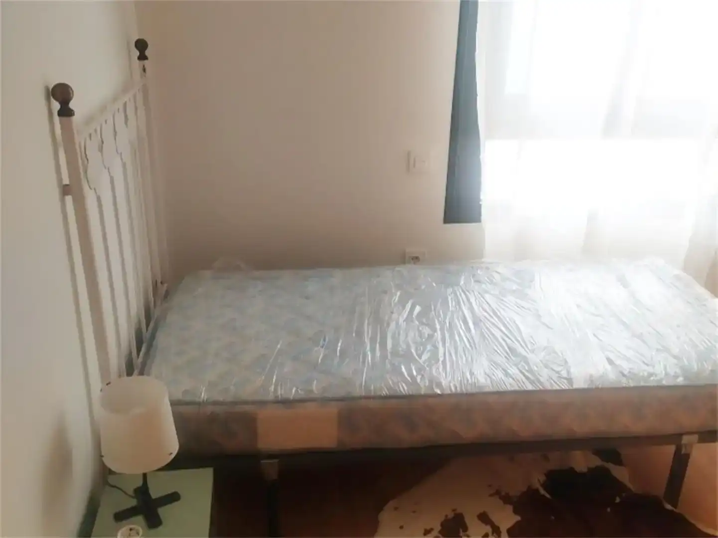Bedroom of Flat for share in Castilleja de la Cuesta  with Air Conditioner, Parquet flooring and Swimming Pool