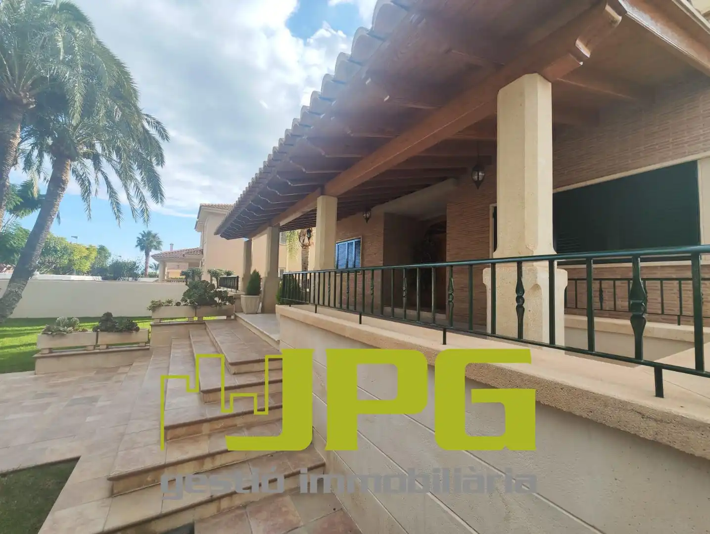 Vista exterior de Casa o xalet en venda en Mutxamel amb Aire condicionat, Calefacció i Jardí privat