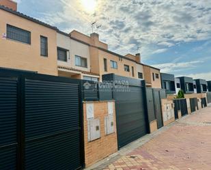 Exterior view of Single-family semi-detached for sale in  Madrid Capital  with Air Conditioner, Heating and Private garden