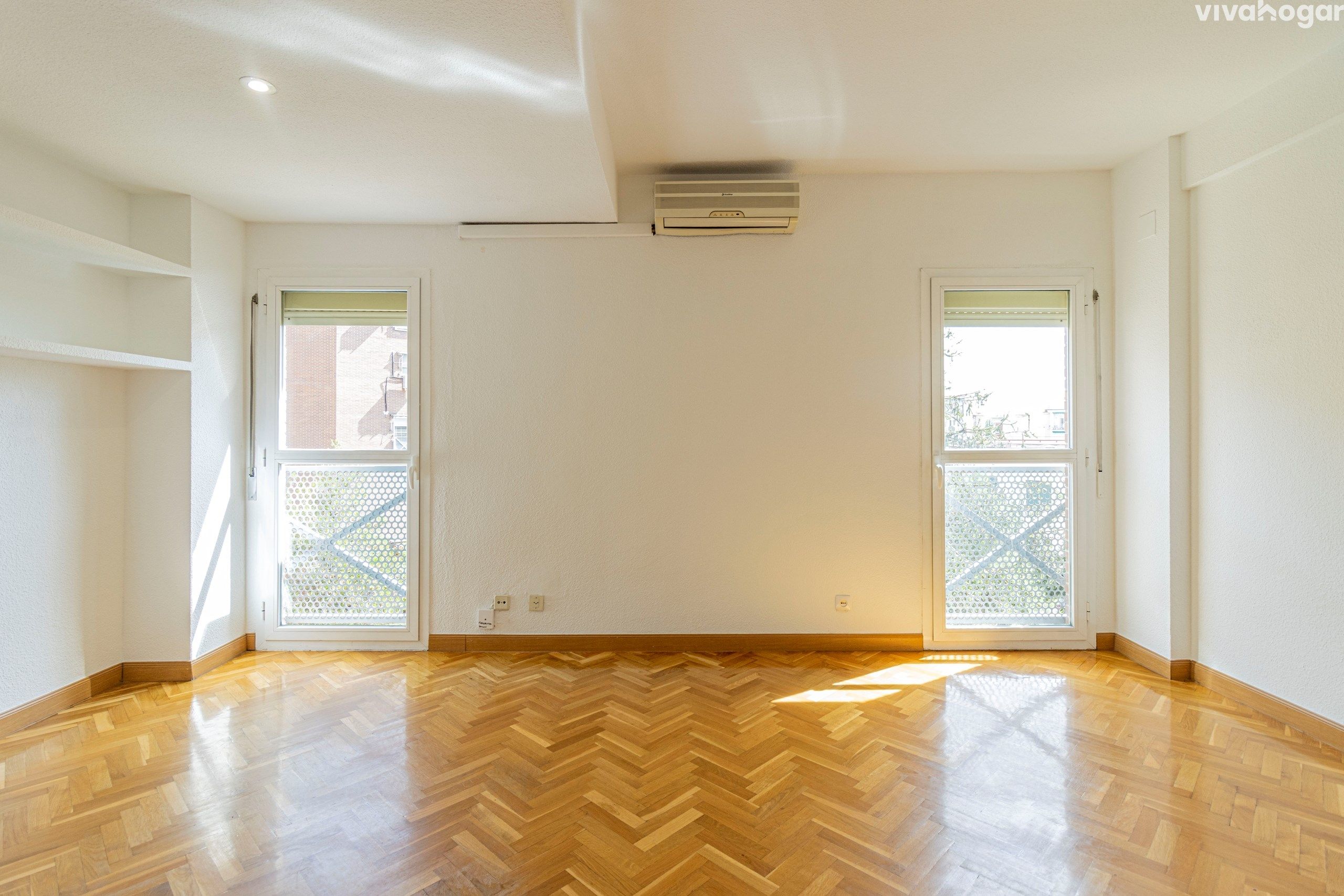 Sala d'estar de Dúplex en venda en  Madrid Capital amb Aire condicionat, Calefacció i Moblat