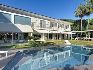 Casa con piscina en venta en Urbanitzacions