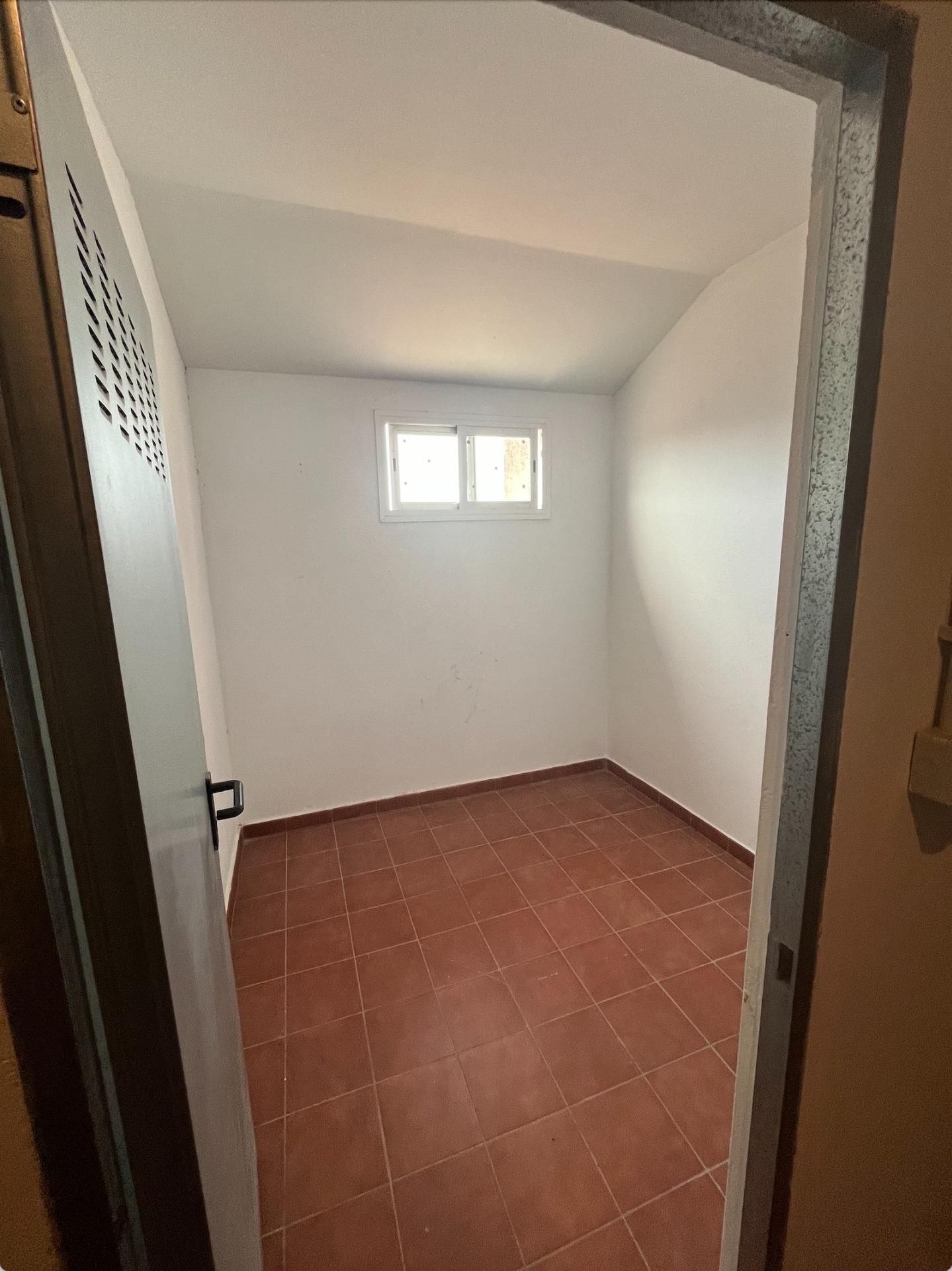 Box room to rent in Montijo