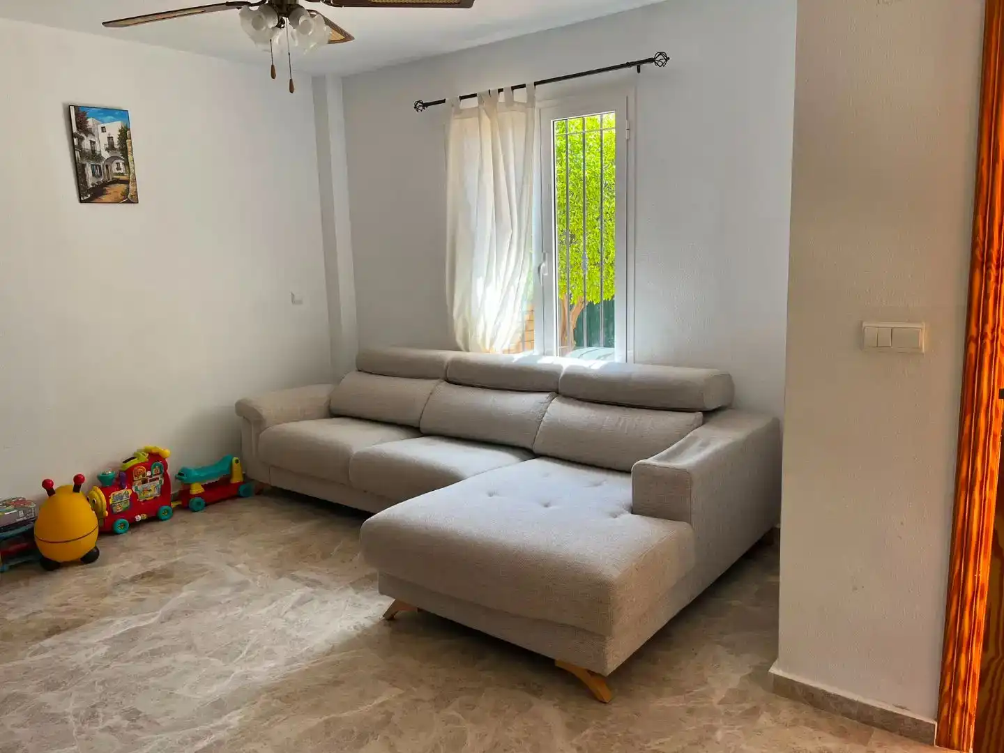 Sala d'estar de Pis de lloguer en Mutxamel amb Aire condicionat, Jardí privat i Piscina