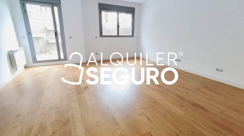 Foto 3 de Piso de alquiler en De las Islas Cabo Verde, Peñagrande, Madrid Capital