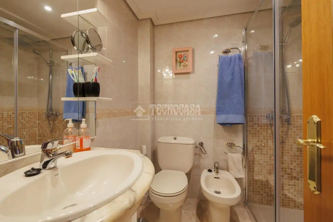Bathroom of Flat for sale in Madrid  with Air Conditioner and Heating