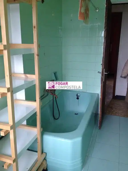 Bathroom of Flat for rent in Santiago de Compostela   with Furnished