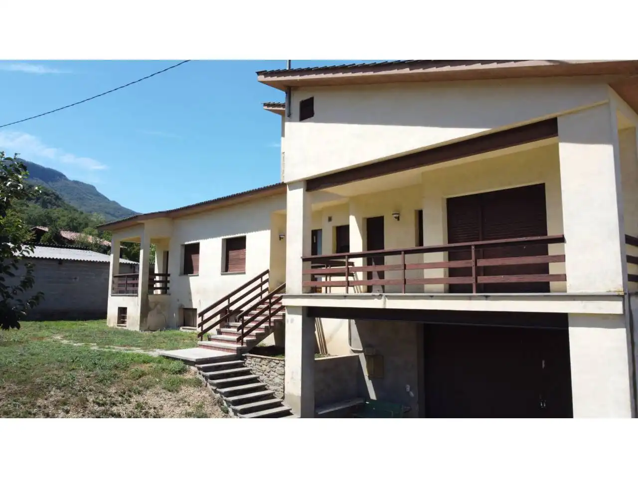 Vista exterior de Finca rústica en venda en La Vall d'en Bas amb Calefacció, Jardí privat i Terrassa