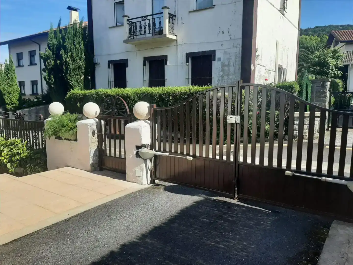 Vista exterior de Casa adosada en venda en Irun  amb Balcó