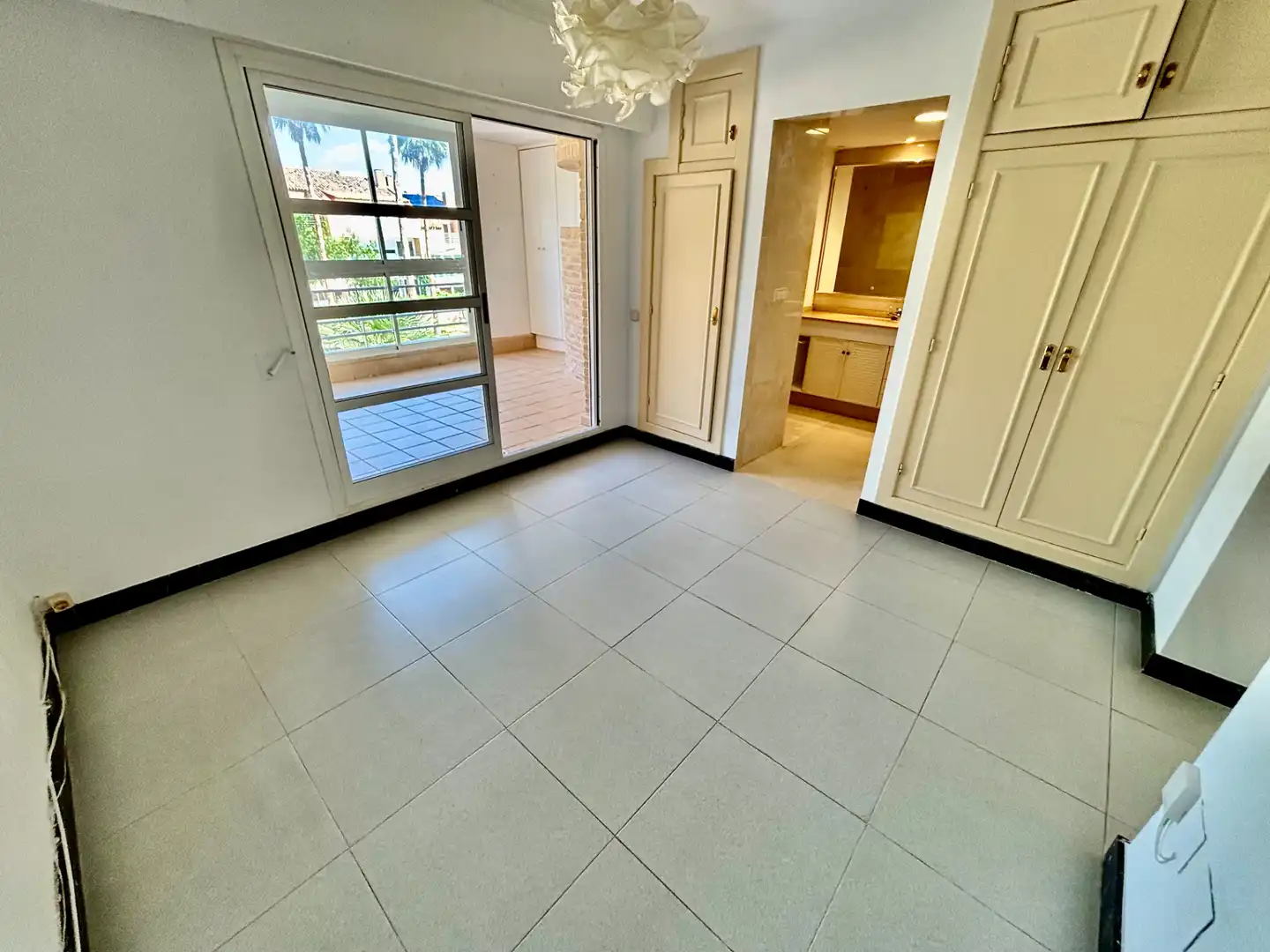 Einfamilien-Reihenhaus zum Verkauf in Alicante / Alacant mit Klimaanlage, Privatgarten und Terrasse