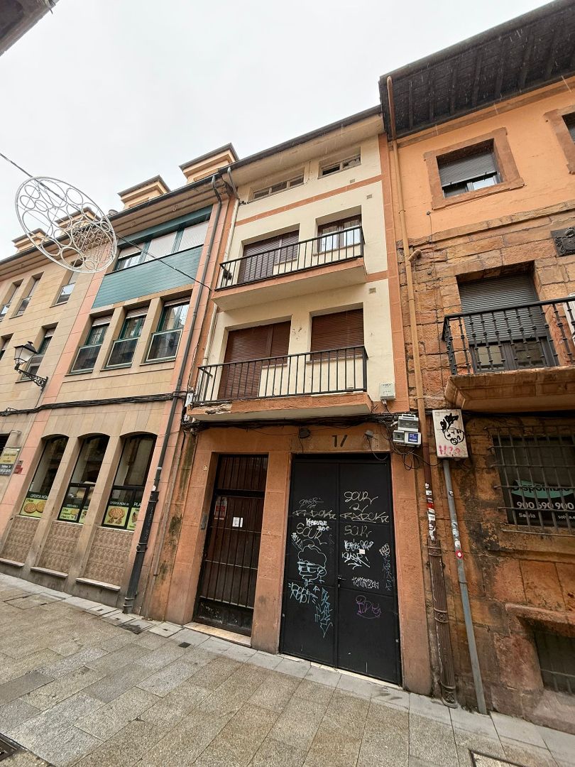 Vista exterior de Pis en venda en Oviedo  amb Balcó