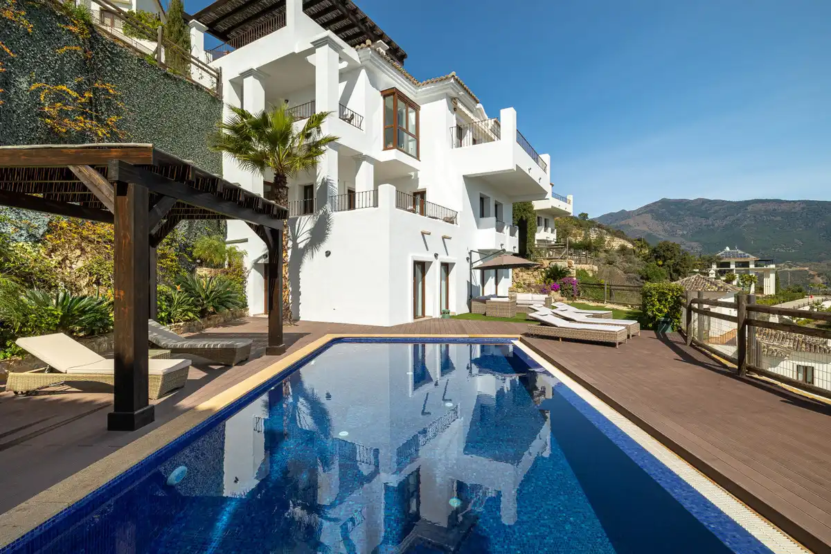 Casa con piscina en venta en Benahavís pueblo