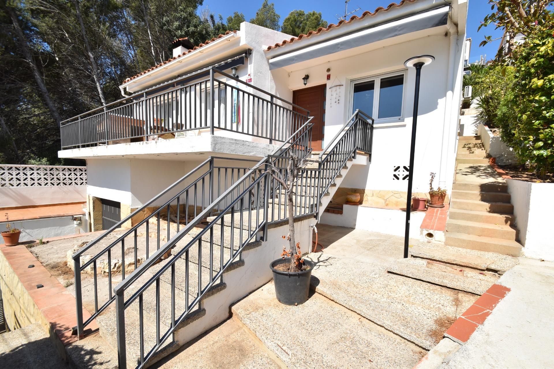 Vista exterior de Casa o xalet en venda en Calafell amb Aire condicionat, Calefacció i Jardí privat