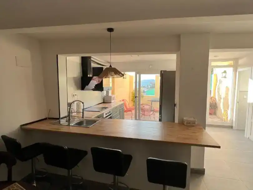 Cuina de Casa adosada en venda en Vigo  amb Balcó