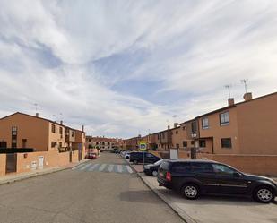 Vista exterior de Casa adosada en venda en El Viso de San Juan amb Terrassa