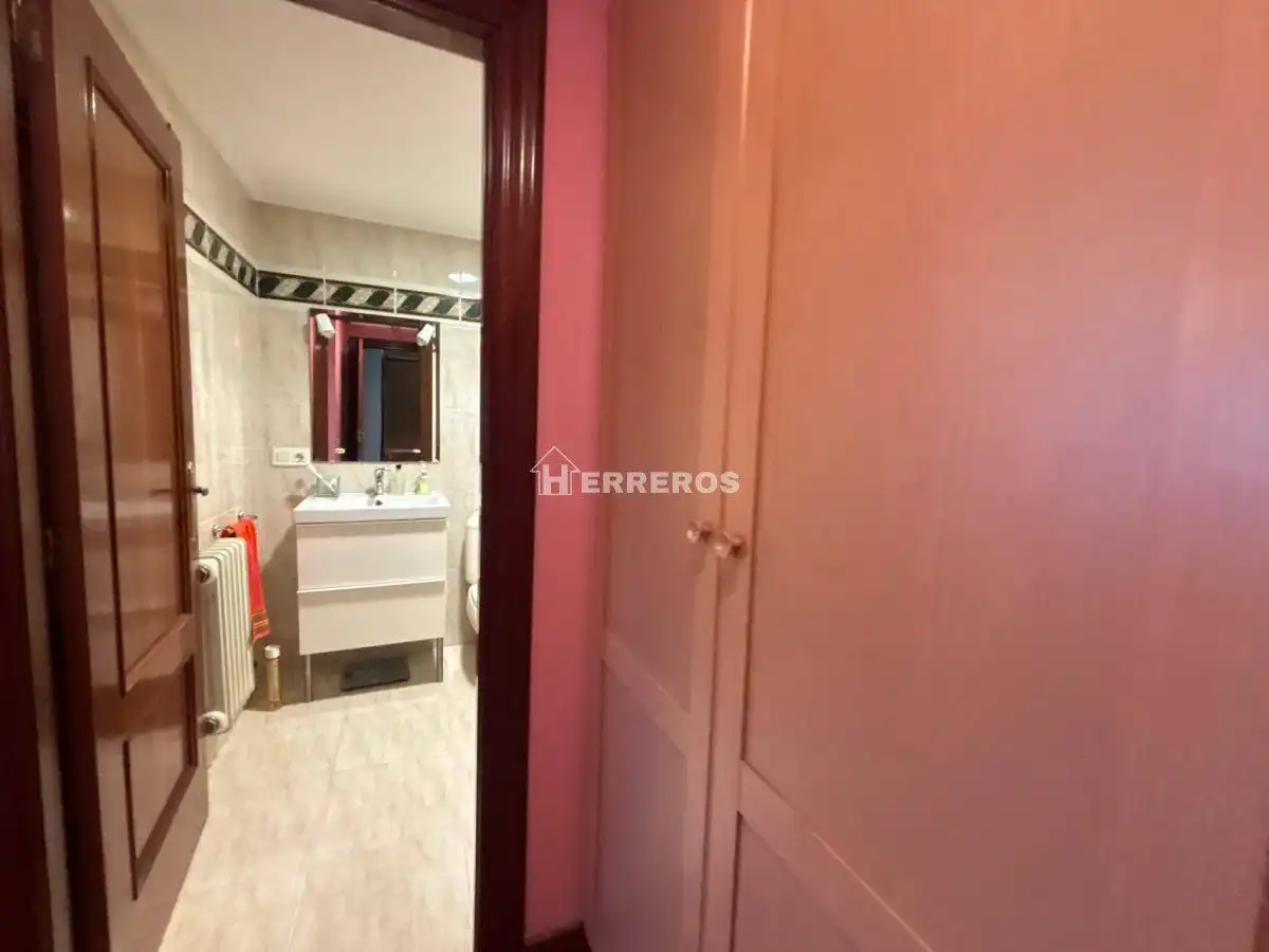 Habitación de Piso en venta en  Logroño con Calefacción, Parquet y Terraza
