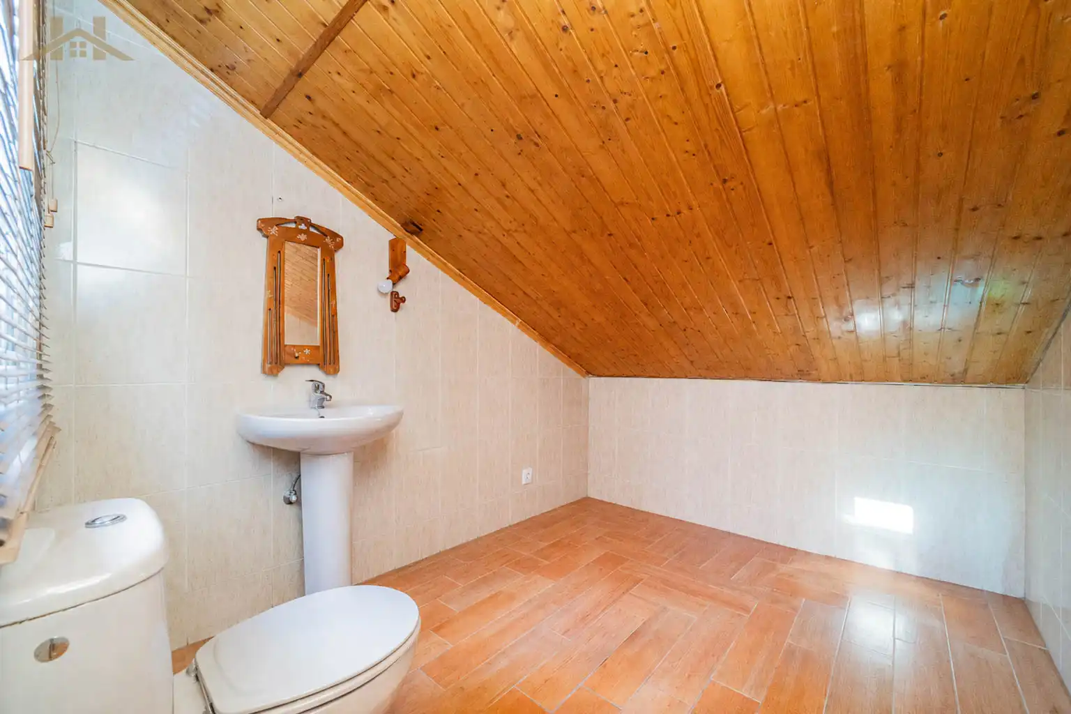 Bathroom of Duplexes for sale in Pinto  with Air Conditioner, Heating and Balcony