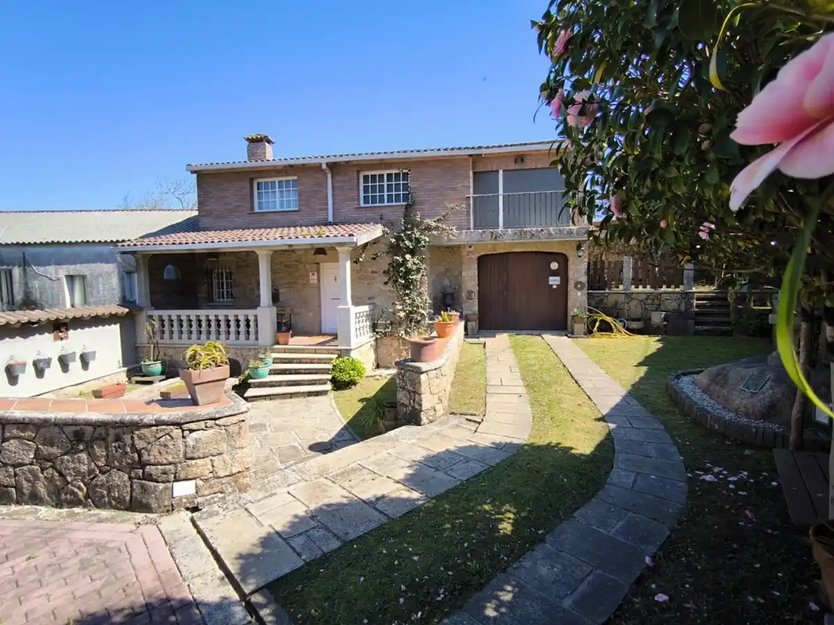Vista exterior de Casa o chalet en venta en Vilagarcía de Arousa con Calefacción, Jardín privado y Parquet