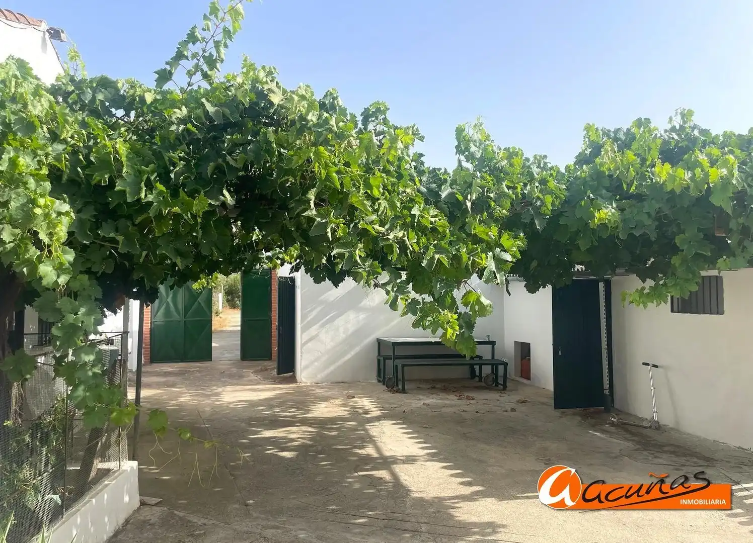 Vista exterior de Casa o xalet en venda en Antequera amb Terrassa, Traster i Piscina