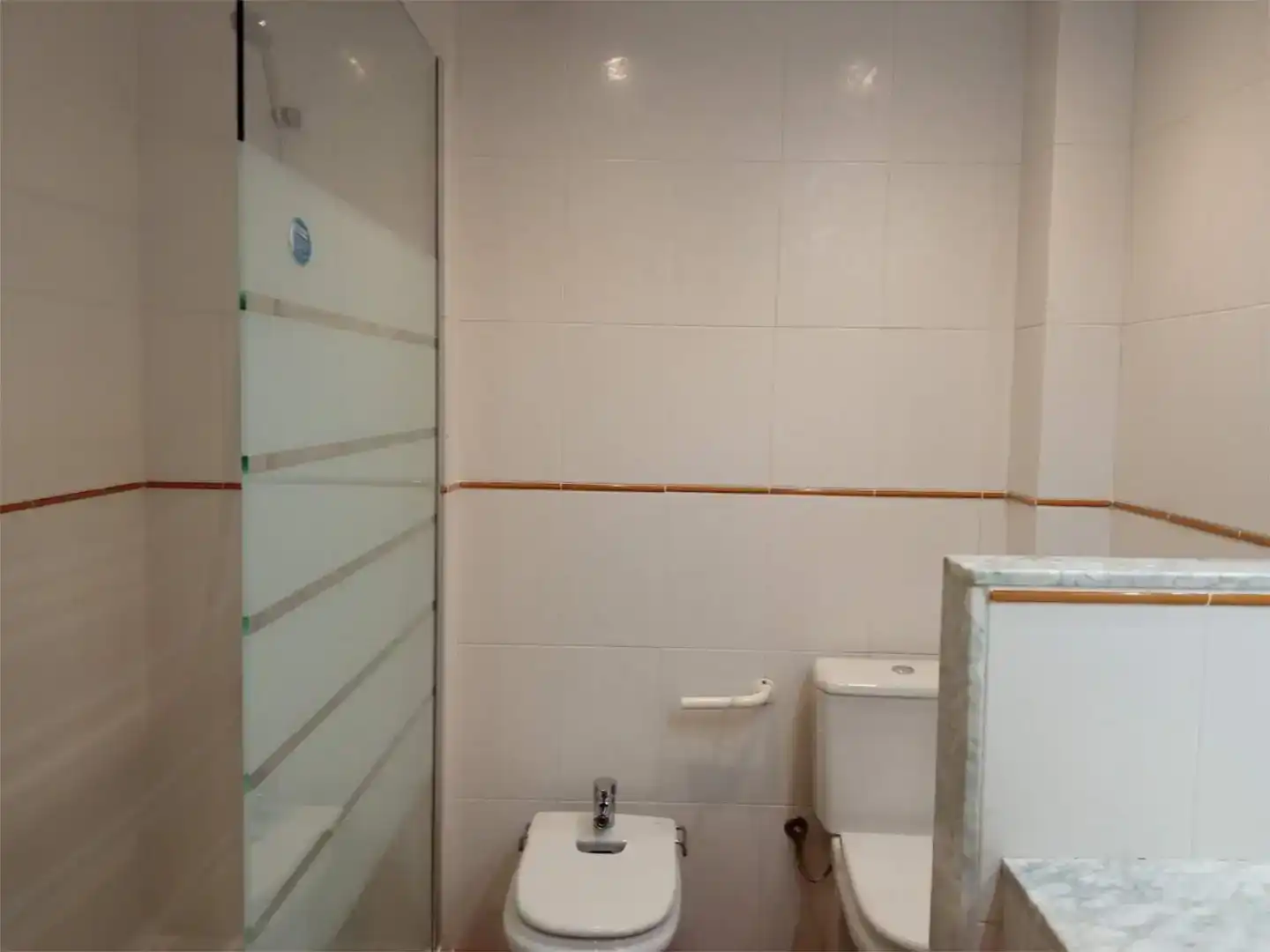 Bany de Casa adosada per a compartir en Vallirana amb Parquet, Piscina i Moblat