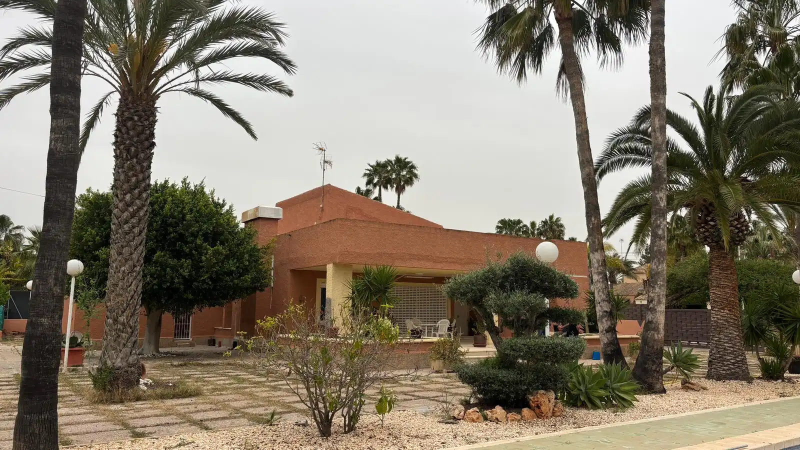 Vista exterior de Casa o xalet en venda en Elche / Elx amb Jardí privat, Terrassa i Piscina