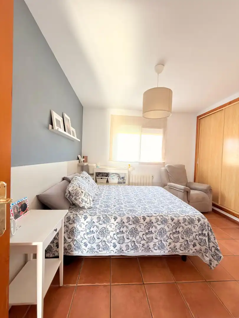 Schlafzimmer von Einfamilien-Reihenhaus zum Verkauf in Mutxamel mit Klimaanlage, Heizung und Terrasse